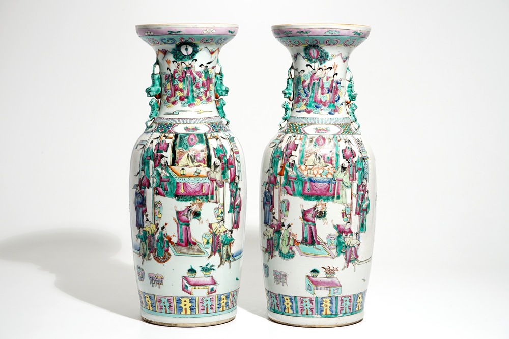 Une paire de grands vases en porcelaine de Chine famille rose, 19&egrave;me