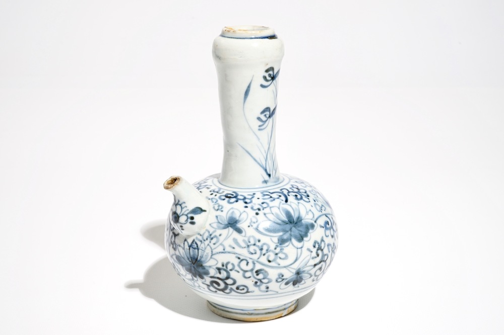 Een Japanse blauwwitte Arita kendi, Edo, 17e eeuw