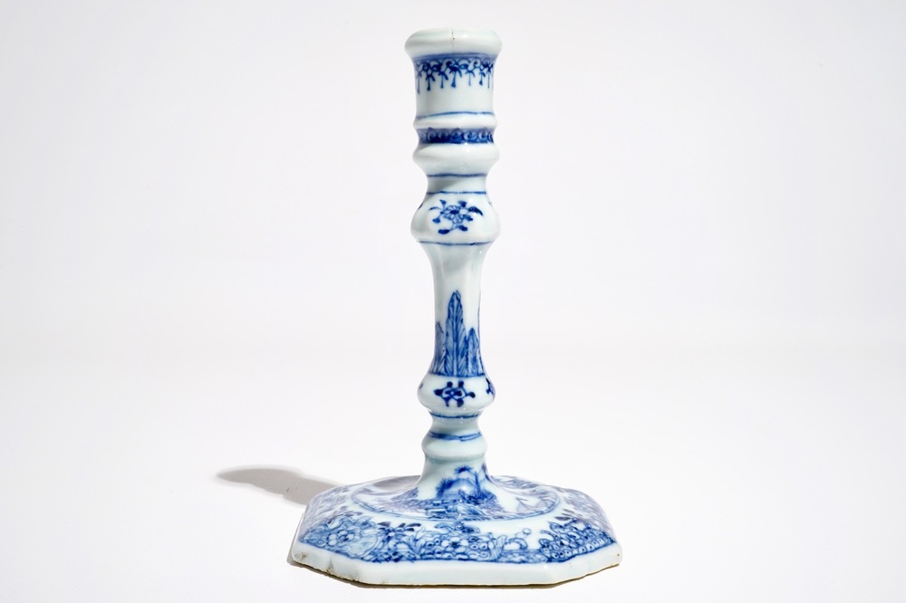 Un bougeoir en porcelaine de Chine bleu et blanc, Compagnie des Indes, Qianlong