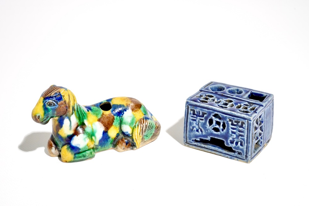 Un encrier et un br&ucirc;le-parfum en porcelaine de Chine, Kangxi et post&eacute;rieur