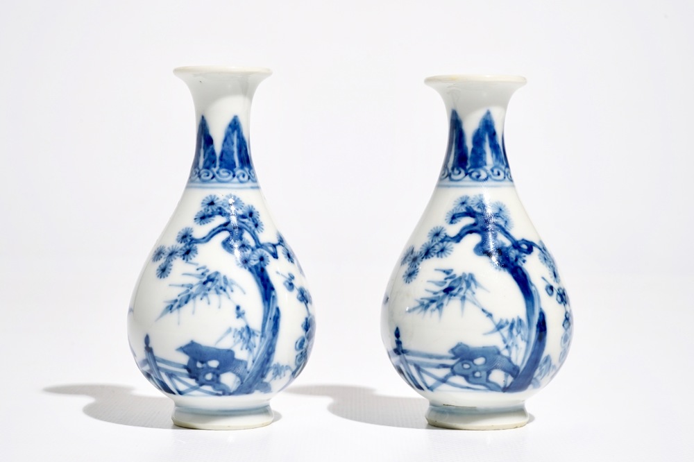 Een paar Chinese blauwwitte peervormige "Drie vrienden van de winter" vaasjes, 19e eeuw