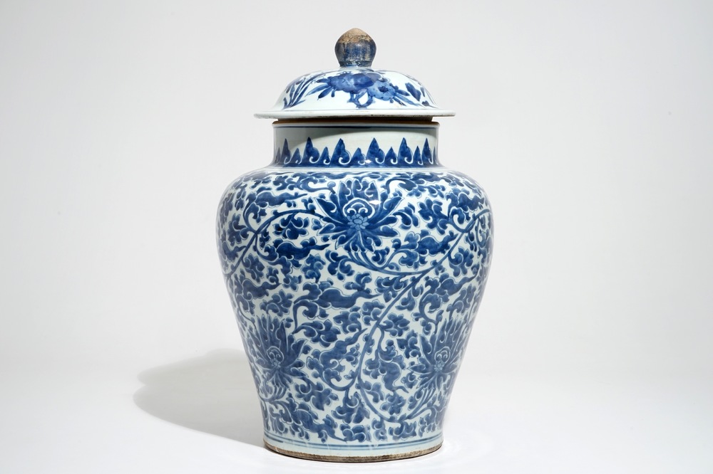 Een grote Chinese blauwwitte dekselvaas met lotusslingers, Kangxi