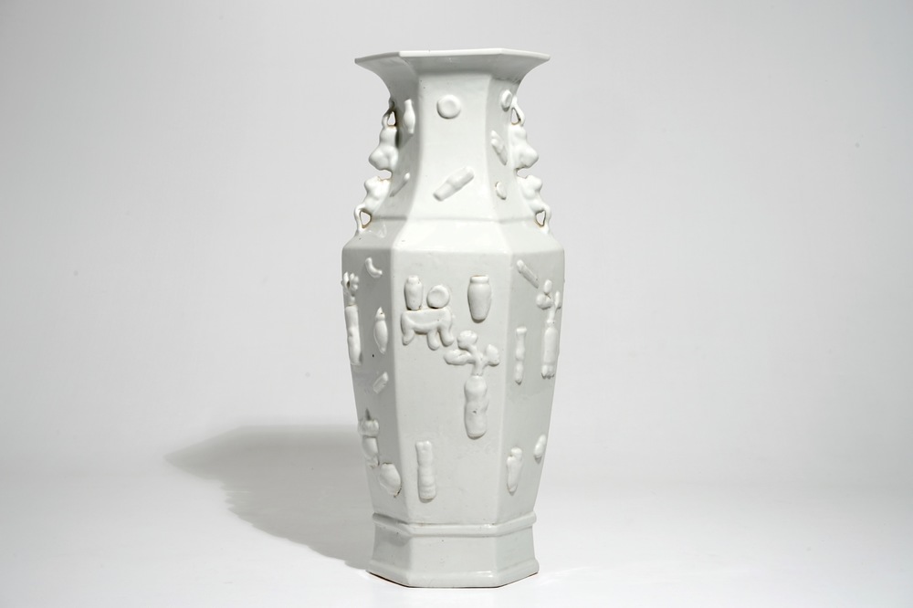 Un vase de forme hexagonale en porcelaine de Chine blanc monochrome &agrave; d&eacute;cor en relief, 19&egrave;me