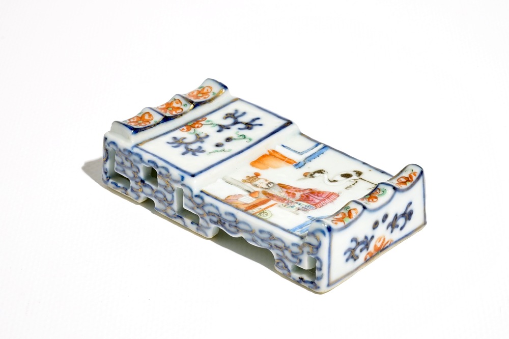 Een Chinese famille rose penselenhouder, 19e eeuw