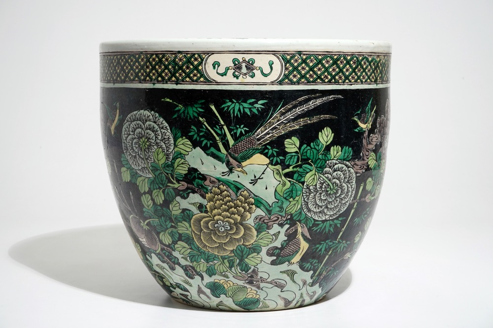 Un aquarium en porcelaine de Chine famille noire, 19/20&egrave;me