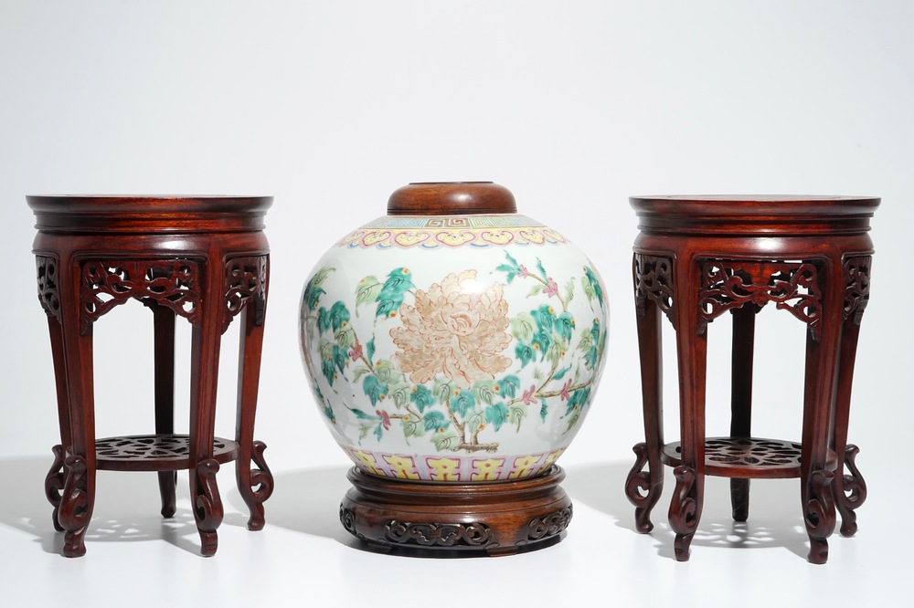 Een Chinese famille rose pot en een paar houten sokkels, 19/20e eeuw