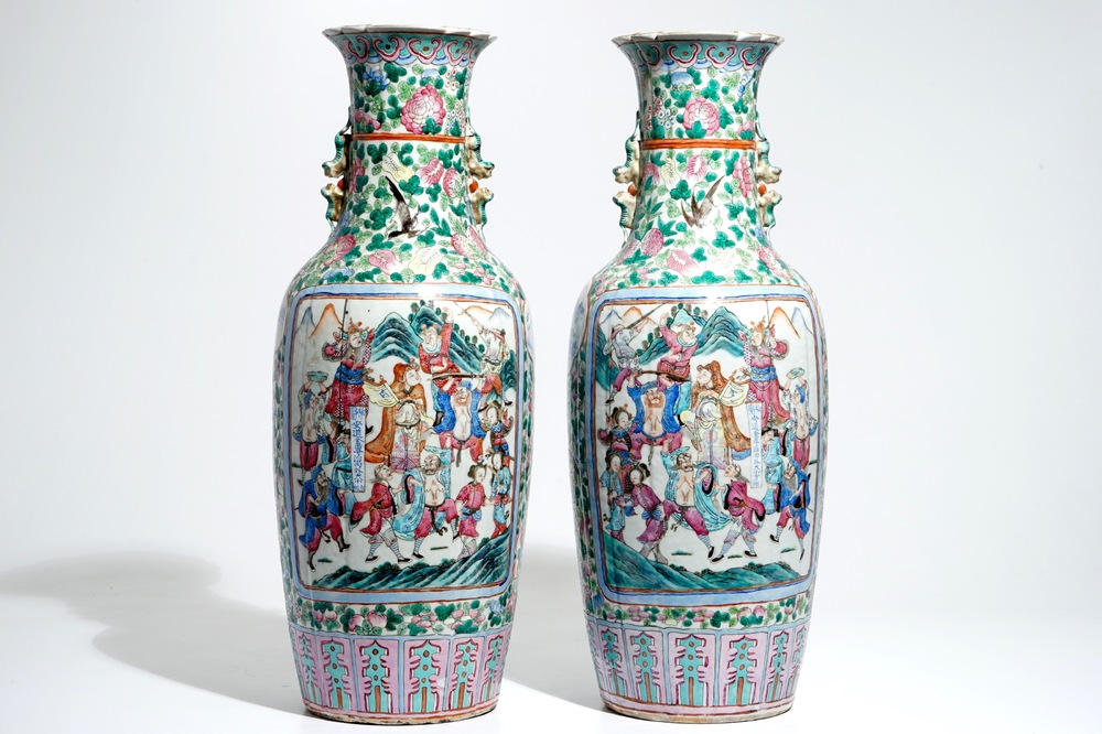 Une paire de grands vases en porcelaine de Chine famille rose, 19&egrave;me
