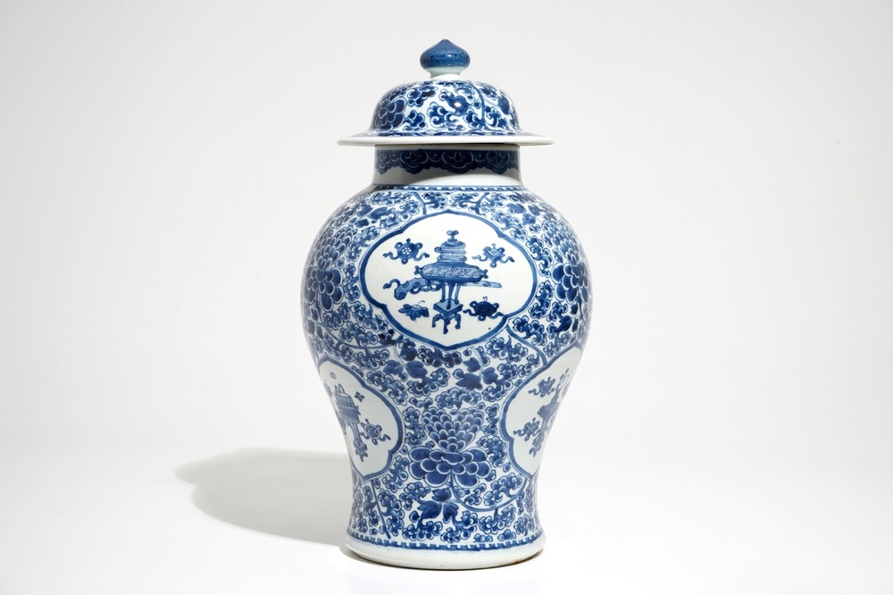 Een Chinese blauwwitte balustervaas met deksel, Kangxi