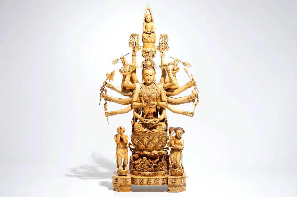 Een grote Chinese ivoren figuur van de 1000-armige Guanyin, 19e eeuw