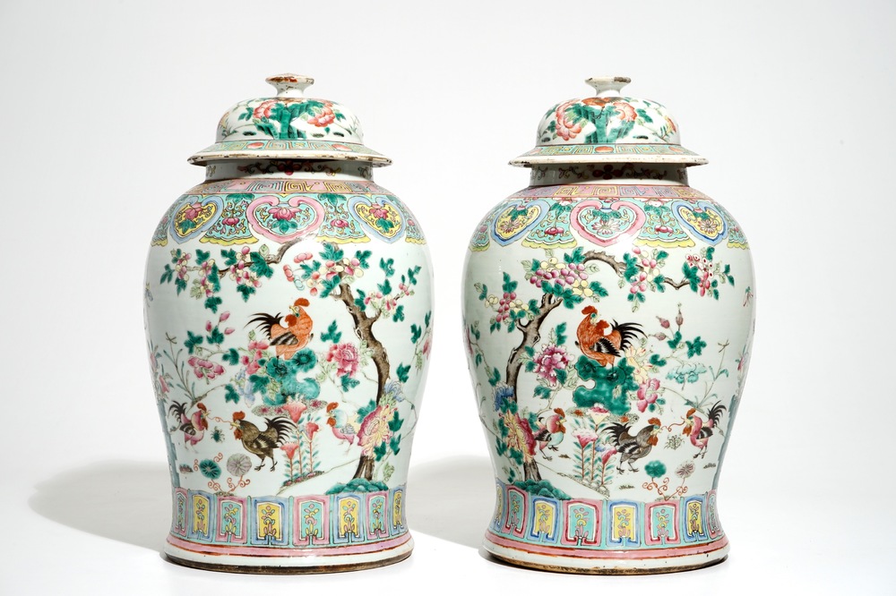 Een paar Chinese famille rose dekselvazen met hanendecor, 19e eeuw