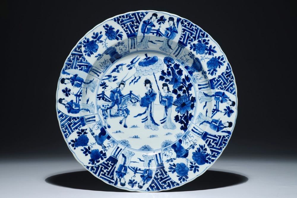 Un plat en porcelaine de Chine bleu et blanc &agrave; d&eacute;cor de Longues Dames, marque et &eacute;poque de Kangxi