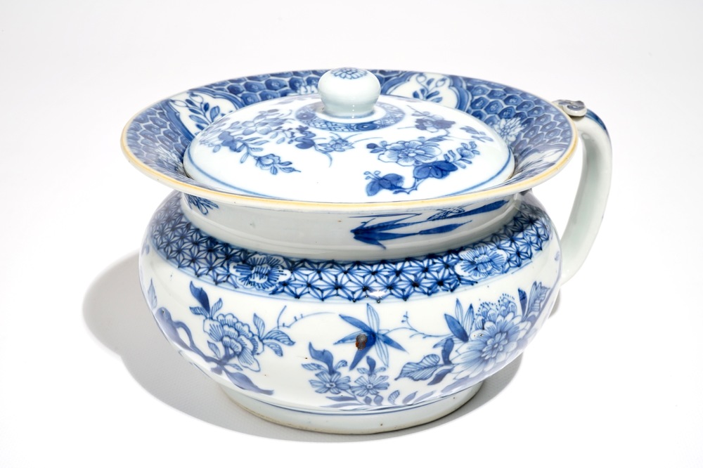 Een Chinese blauwwitte kamerpot met deksel, Qianlong