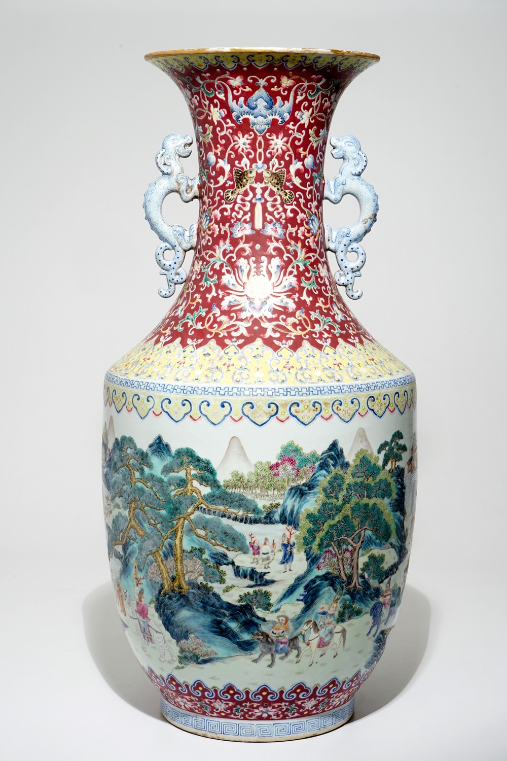 Een grote Chinese famille rose vaas, Qianlong merk, 19/20e eeuw