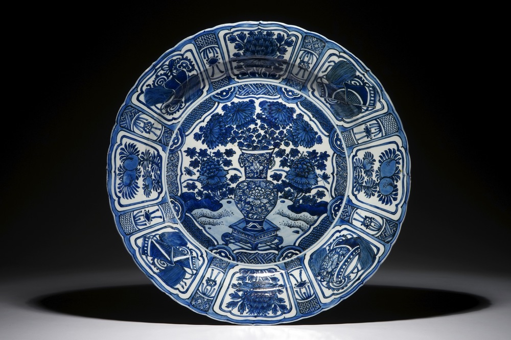 Un tr&egrave;s grand plat au vase fleuri en porcelaine de Chine bleu et blanc de type Kraak, Wanli