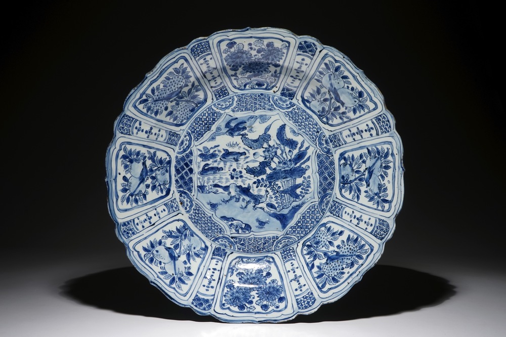 Een zeer grote Chinese blauwwitte schotel met mandarijn eenden, Wanli