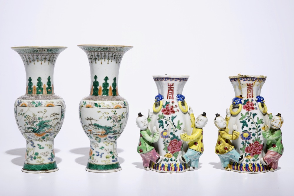 Een paar Chinese famille rose wandvaasjes en een paar famille verte yenyen vaasjes, 18/19e eeuw