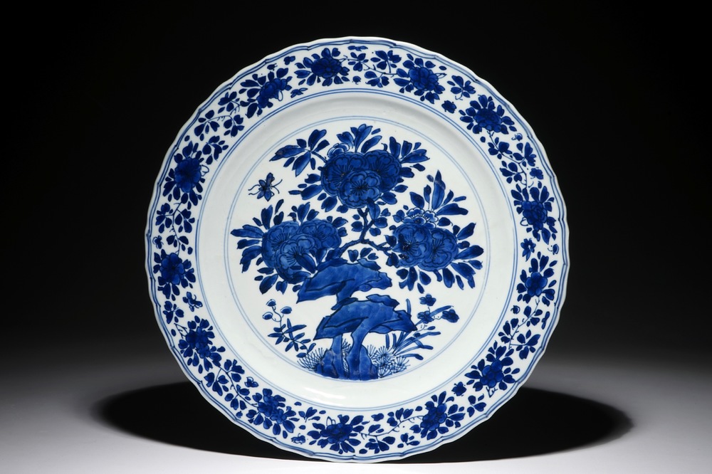 Un plat en porcelaine de Chine bleu et blanc &agrave; d&eacute;cor floral, marque et &eacute;poque de Kangxi