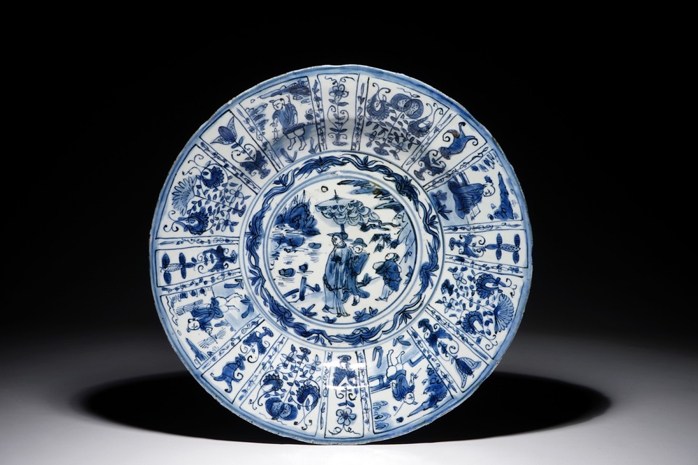 A Chinese blue and white kraak charger with figural design, Wanli