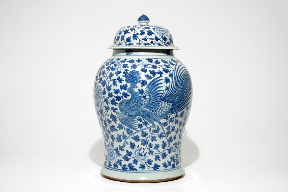 Een grote Chinese blauwwitte balustervaas met feniksen, 19e eeuw