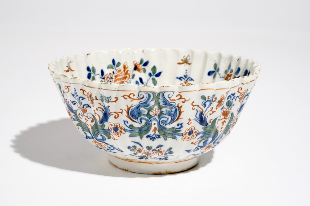 Un bol polylob&eacute; en fa&iuml;ence de Delft en palette cachemire, vers 1700