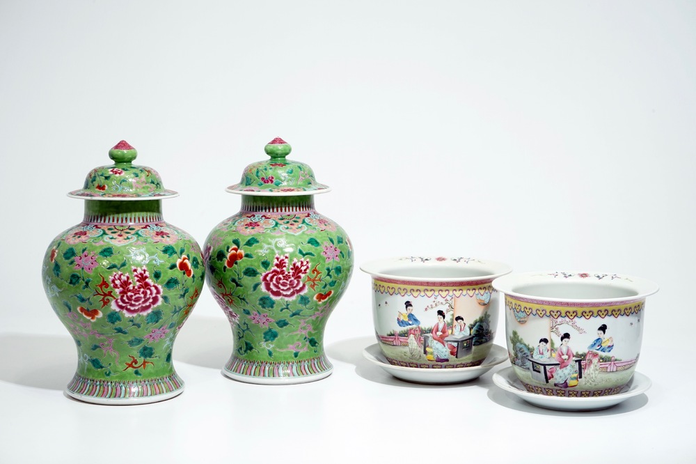 Een paar Chinese famille rose dekselpotten en een paar cachepots op onderschotels, 19e/20e eeuw