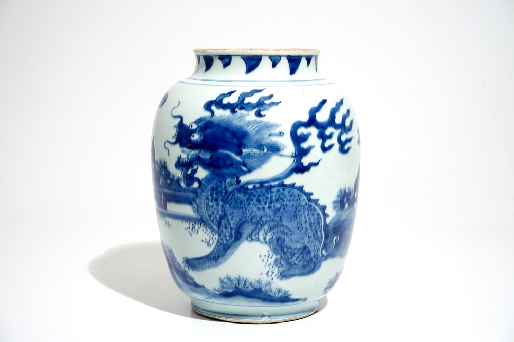 Een Chinese blauwwitte vaas met een qilin, Shunzhi, Transitie periode