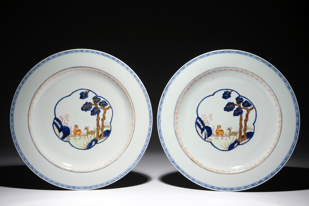 Een paar Chinese polychrome schotels met hertendecor, Qianlong