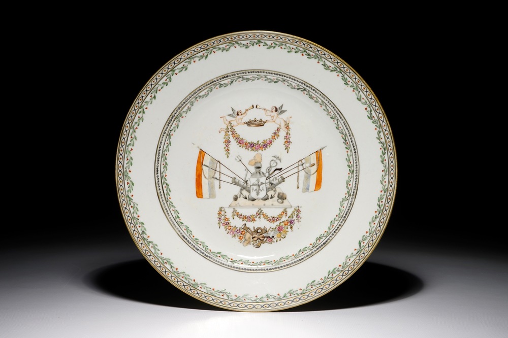 Une assiette armoir&eacute;e pour le march&eacute; fran&ccedil;ais en porcelaine de Chine, Qianlon