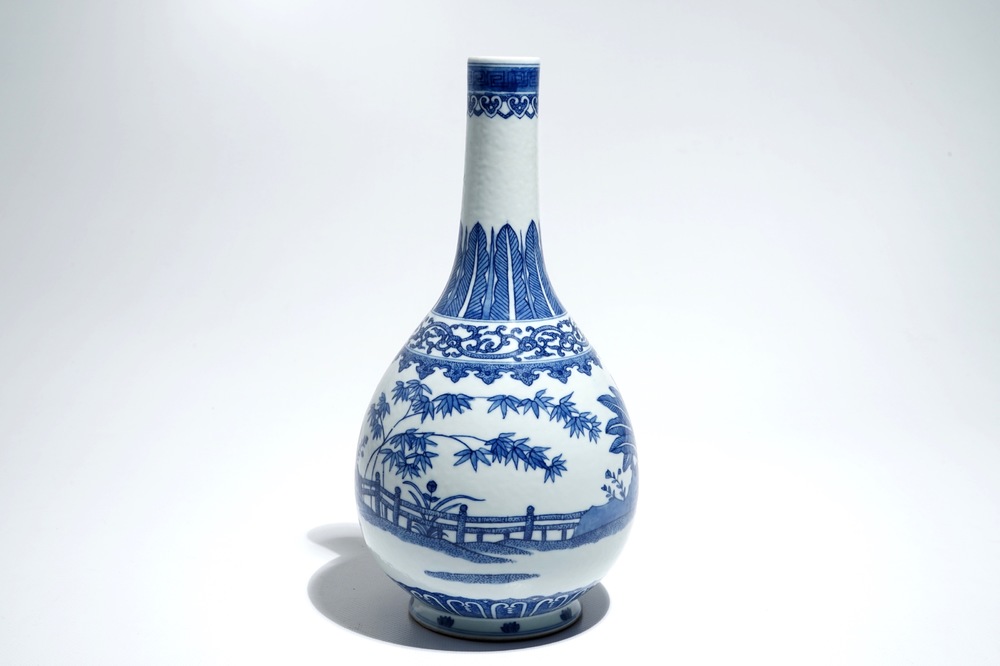 Een Chinese blauwwitte vaas in Ming-stijl, Guangxu merk en periode