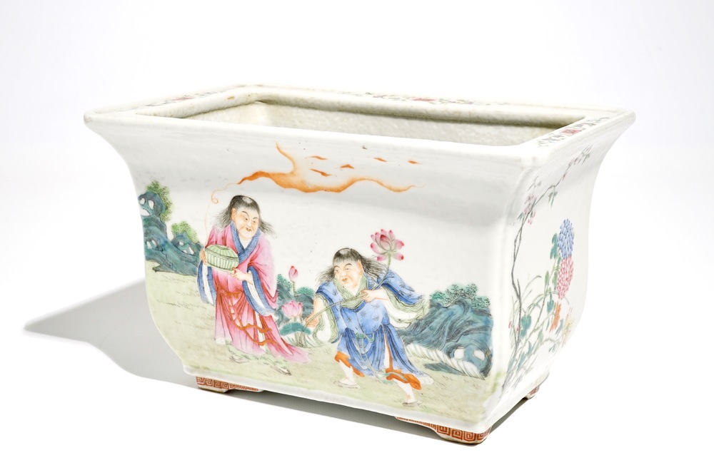 Een Chinese famille rose jardini&egrave;re met figurendecor, Guangxu merk en wellicht periode