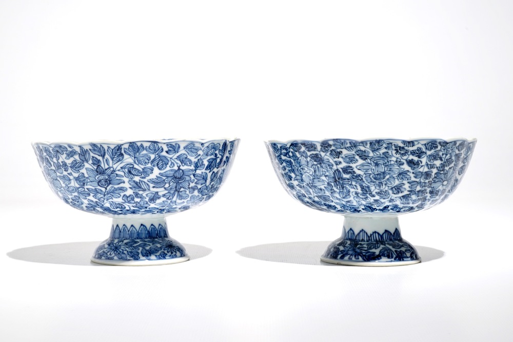 Une paire de bols sur piedouche en porcelaine de Chine bleu et blanc, Kangxi