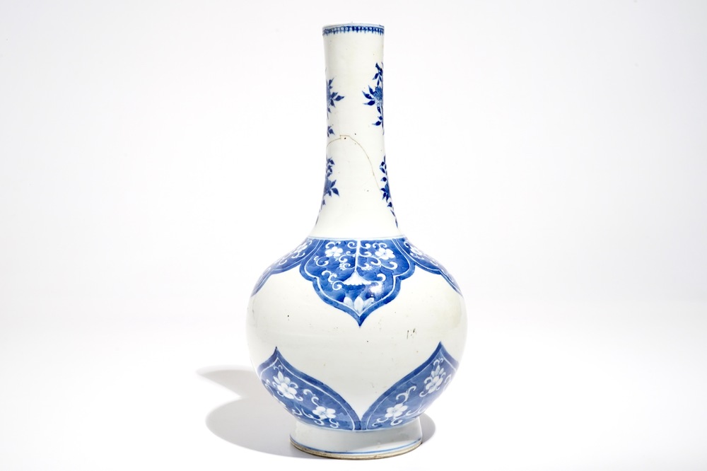 Un vase de forme bouteille en porcelaine de Chine bleu et blanc, marque et &eacute;poque de Kangxi