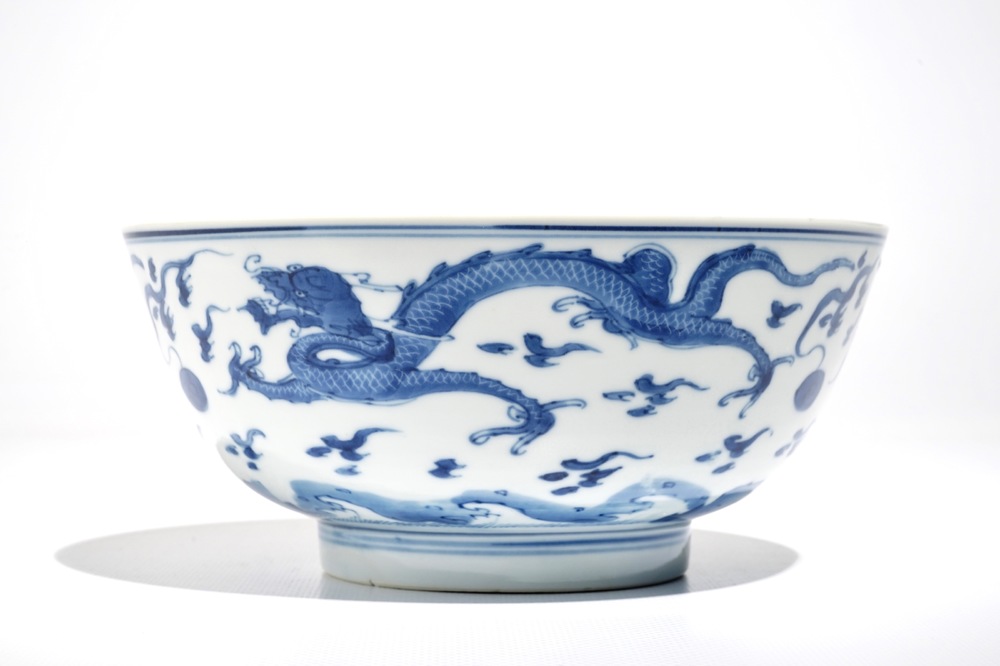 Een Chinese blauwwitte drakenkom, Kangxi
