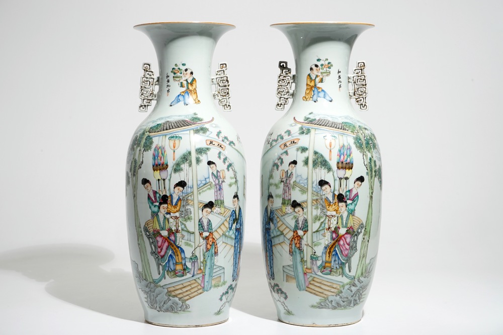 Une paire de grands vases en porcelaine de Chine famille rose, 19/20&egrave;me
