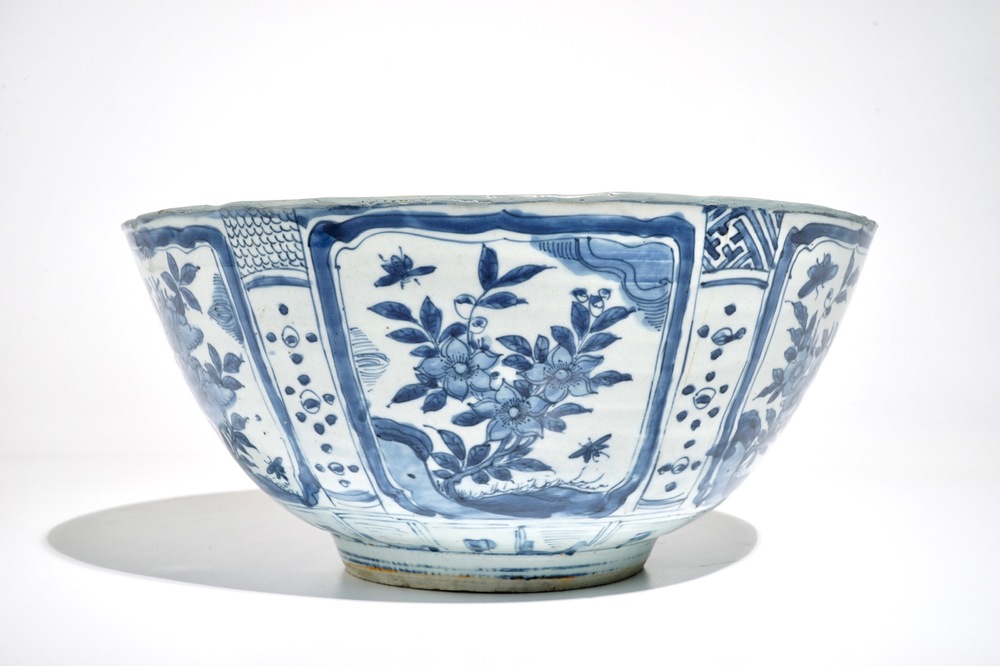 A large Chinese blue and white kraak porcelain bowl with floral design, Wanli