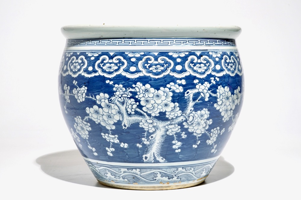 Un aquarium en porcelaine de Chine bleu et blanc, 19&egrave;me