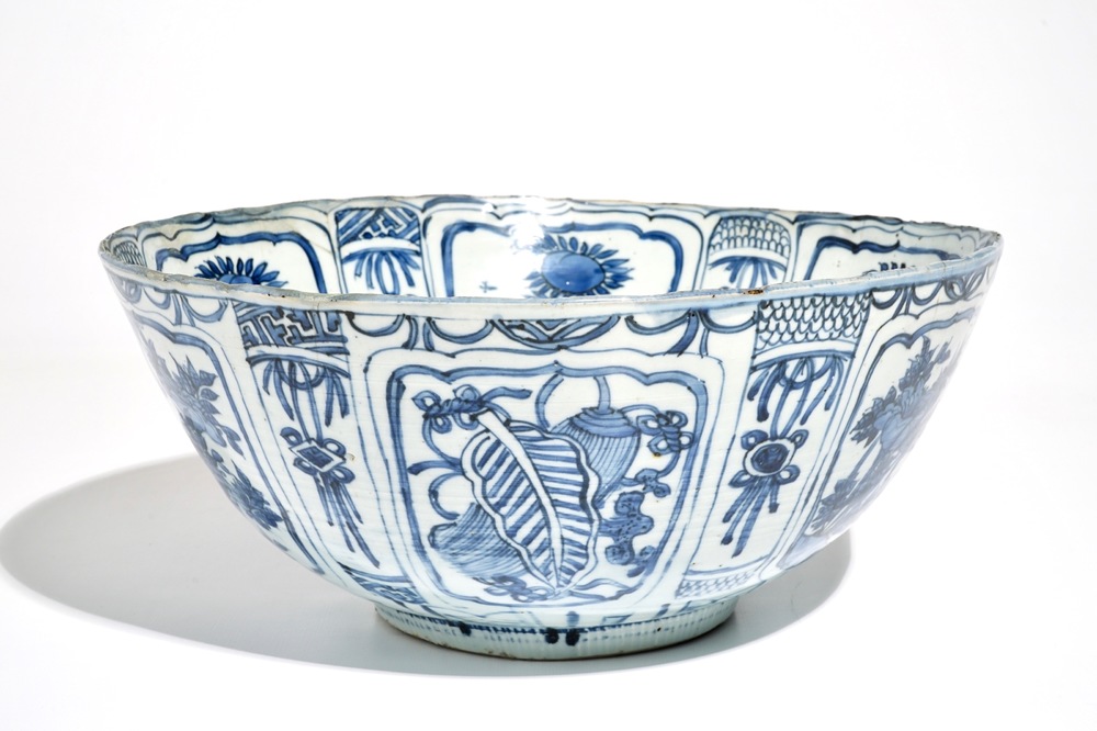 Un grand bol en porcelaine de Chine bleu et blanc de type Kraak, Wanli