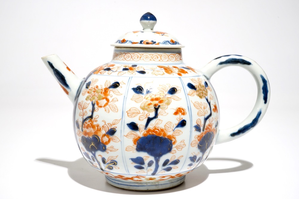 Une grande th&eacute;i&egrave;re couverte en porcelaine de Chine de style Imari, Kangxi