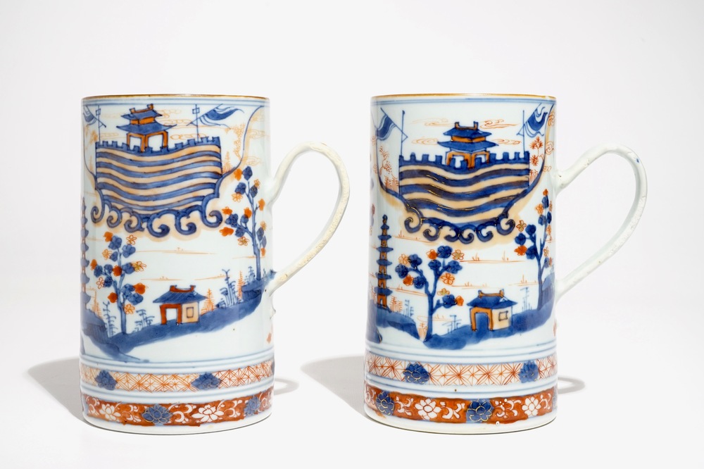 Une paire de chopes en pocelaine de Chine de style Imari, Kangxi