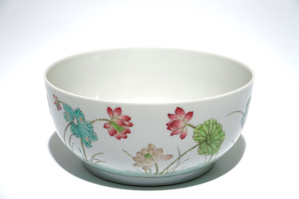 A Chinese famille rose bowl with lotus pond design, Daoguang mark, 19/20th C.