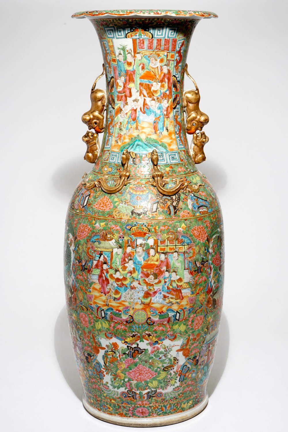 Een erg grote Chinese Canton famille rose vaas, 19e eeuw