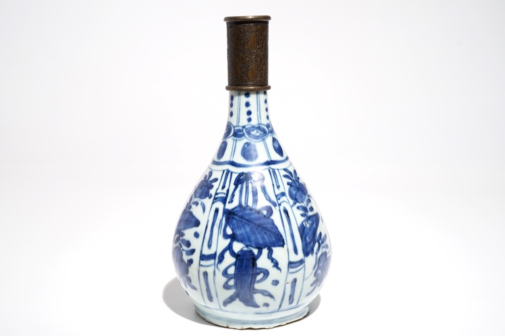 Un vase de forme bouteille en porcelaine de Chine bleu et blanc &agrave; monture Qadjar en bronze, Wanli