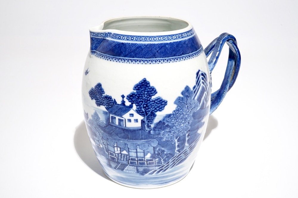 Une verseuse en porcelaine de Chine bleu et blanc &agrave; d&eacute;cor de paysage, Jiaqing
