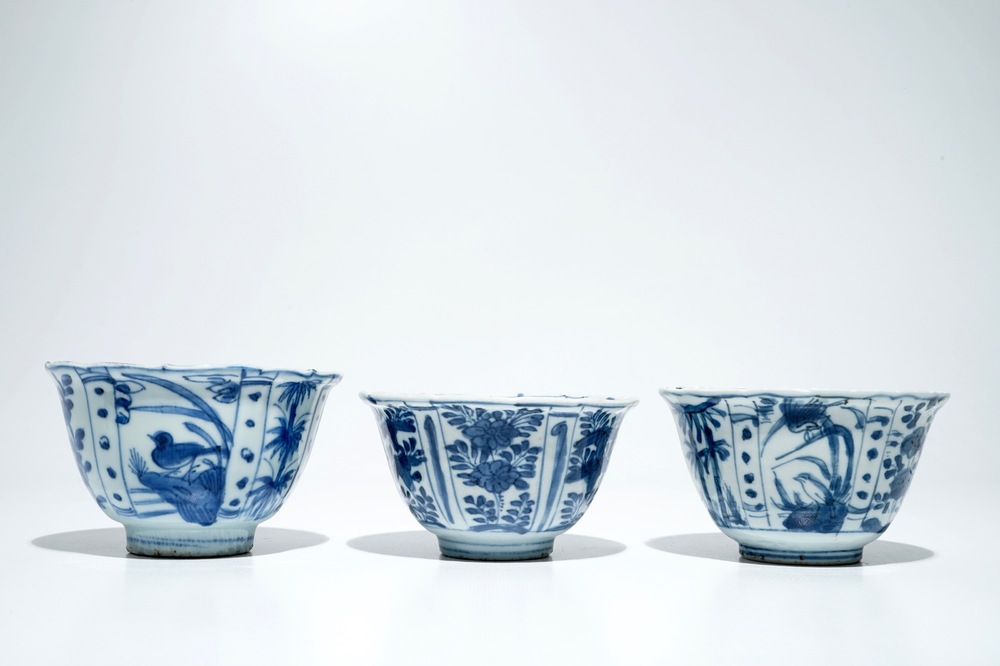 Trois bols "au corbeau" en porcelaine de Chine bleu et blanc de type kraak, Wanli