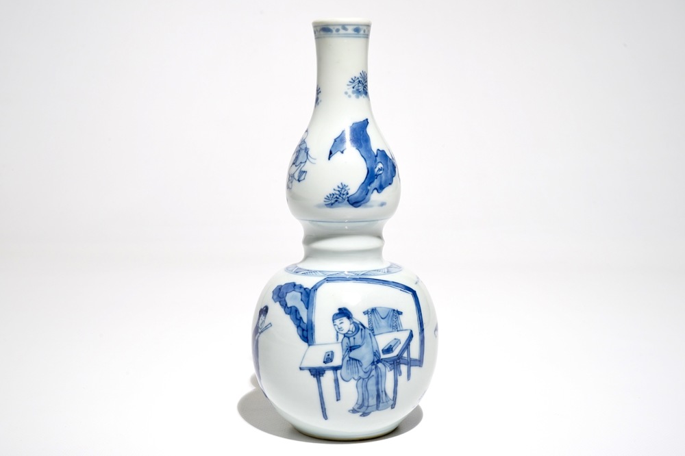 Un vase de forme double gourde en porcelaine de Chine bleu et blanc, Kangxi