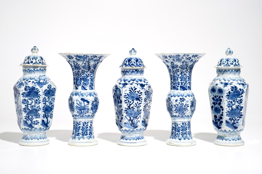 Een Chinees blauwwit vijf-delig kaststel, Kangxi