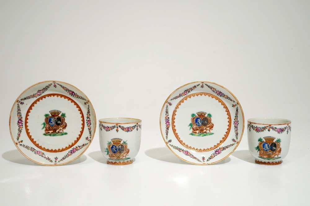 Een paar Chinese koppen en schotels met wapendecor voor de Franse markt, Qianlong