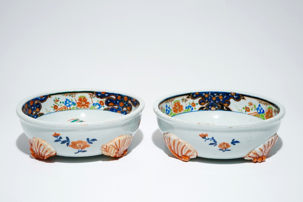 A pair of Chinese famille verte bowls on feet, Kangxi