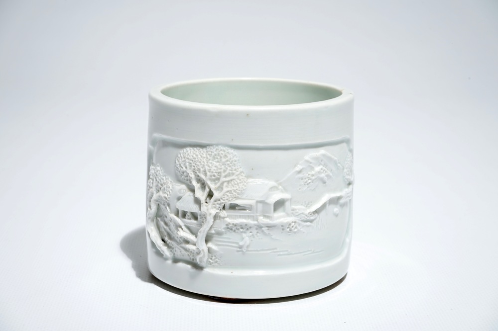 Een Chinese blanc de Chine penselenpot, 18/19e eeuw