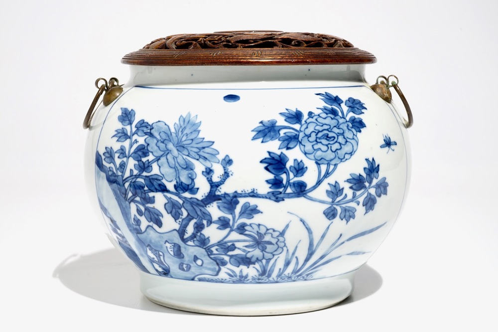 Un bol en porcelaine de Chine bleu et blanc aux anses en bronze, Kangxi